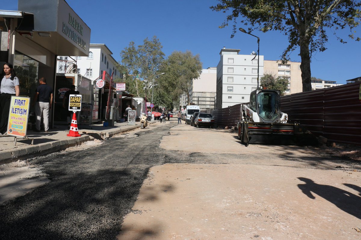 Belediye Başkanımız Sayın Av. Haydar İKİZER’in talimatları doğrultusunda, Fen İşleri Müdürlüğü ekiplerimiz tarafından 1. Cadde’de altyapı çalışmaları tamamlanana kadar vatandaşlarımızın mağduriyet yaşamaması adına yol bakım ve onarım çalışmaları aralıksız devam etmektedir.