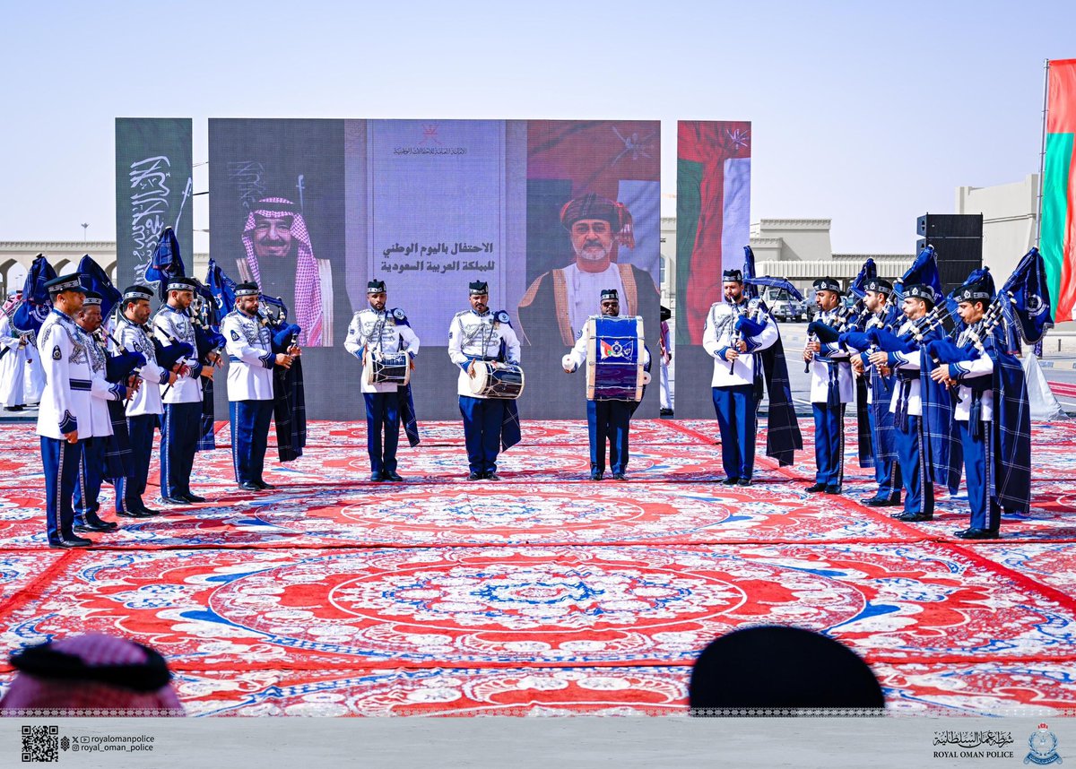 مساؤكم أخوة :

سلطنة عُمان تشارك الأشقاء في المملكة العربية السعودية الشقيقة الاحتفال بمناسبة #اليوم_الوطني_السعودي_95 

فقد شهد منفذ الربع الخالي الذي يربط البلدين الشقيقين براً احتفالاً نظمته الأمانة العامة للاحتفالات الوطنية بسلطنة عُمان بالتعاون مع #شرطة_عمان_السلطانية
