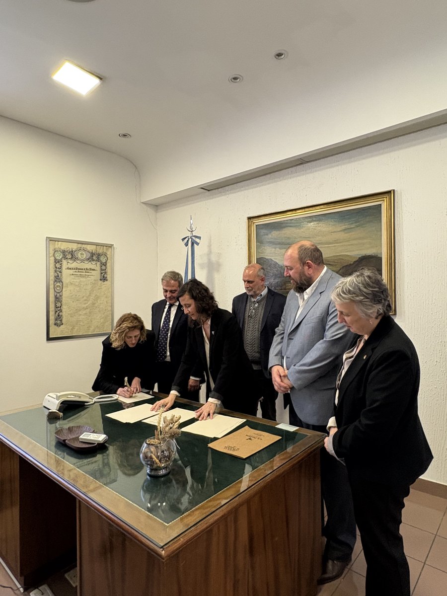 🌱 ¡La Pampa se suma a la Alianza para la Acción Climática Argentina! 🌍

La provincia oficializó su incorporación con la firma de la Declaratoria en la Casa de la Pampa en Buenos Aires, reafirmando su compromiso con el desarrollo sostenible y la acción climática. ✍️