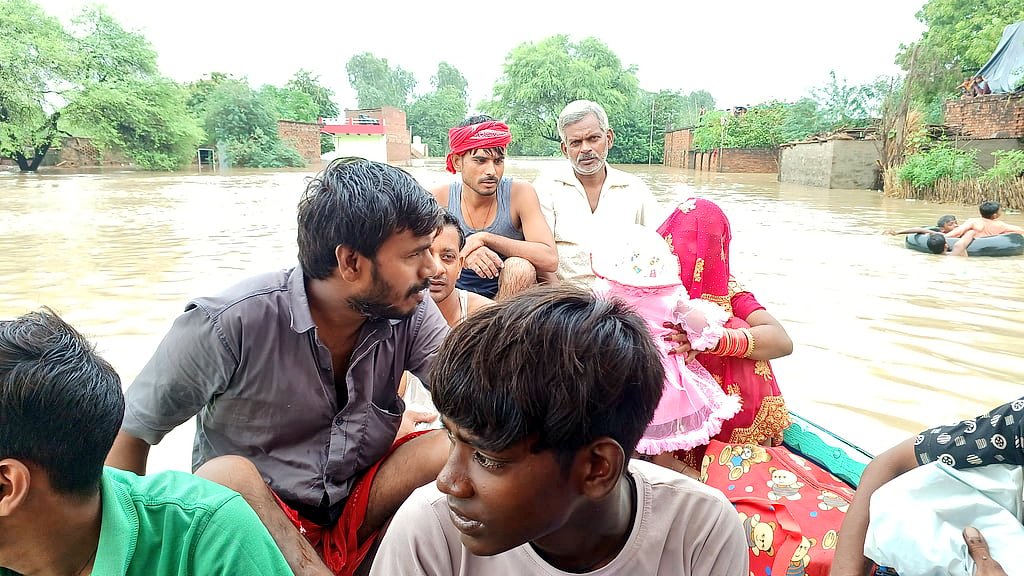 मिर्ज़ापुर में बाढ़ आने के पीछे कई स्वाभाविक और मानवजनित कारण हैं। पहाड़ियों और बंद हो चुकी खदानों पर हरियाली बढ़ाने, स्थानीय बांधों के बेहतर प्रबंधन और फ़्लड प्लेन ज़ोनिंग से काफ़ी कम किया जा सकता है गंगा में अकसर आने वाली बाढ़ का असर। पढ़िए मेरी रिपोर्ट...
<a href="/iwp_hindi/">India Water Portal - Hindi</a>