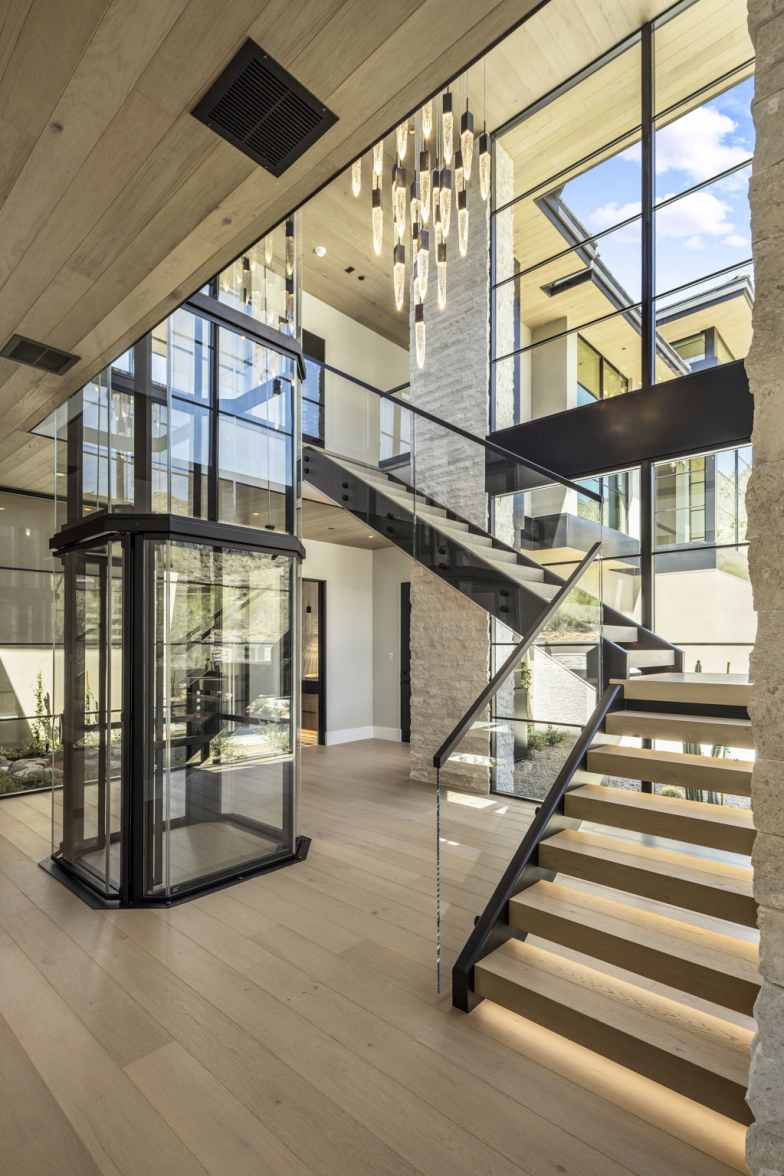 MansionGlobal's tweet image. Mountainside Glass Mansion in Scottsdale, Arizona, Sells for $19 Million trib.al/SKQDp5R