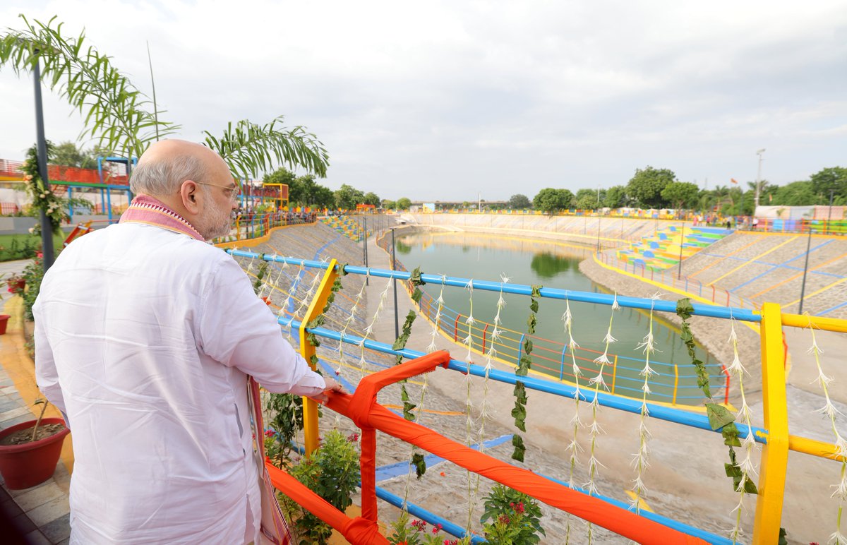 AmitShah's tweet photo. झील और तालाब किसी क्षेत्र में प्राकृतिक सुंदरता को बढ़ाने के साथ ही पर्यावरण संरक्षण को भी बढ़ावा देते हैं। आज कलोल नगर पालिका द्वारा नवनिर्मित ज्योतेश्वर झील का उद्घाटन कर वृक्षारोपण किया। यह झील आसपास के वातावरण को शीतल, स्वच्छ बनाने और जल संरक्षण में अहम भूमिका निभाएगी।

સરોવરો અને તળાવો વિસ્તારની કુદરતી સુંદરતામાં વધારો કરે છે તેમજ પર્યાવરણ સંરક્ષણને પણ પ્રોત્સાહન આપે છે. આજે કલોલ નગરપાલિકા દ્વારા નવનિર્મિત જ્યોતેશ્વર તળાવનું ઉદ્ઘાટન કરીને વૃક્ષારોપણ કર્યું. આ તળાવ આસપાસના વાતાવરણને શીતળ અને સ્વચ્છ બનાવવામાં તેમજ જળ સંરક્ષણમાં મહત્વપૂર્ણ ભૂમિકા ભજવશે.