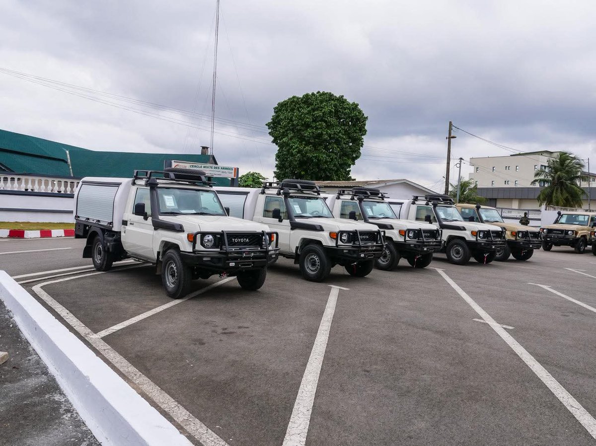 Auto_ci's tweet image. 🇺🇸🤝🇨🇮 Les États-Unis ont remis 90 véhicules aux #FACI.
Un an de partenariat : 12 blindés, 17 ambulances, 150 lunettes nocturnes, 4 500 gilets, +3 000 soldats formés.
Ensemble, renforçons la sécurité pour un avenir plus sûr et prospère.
#PeuplePaixProspérité