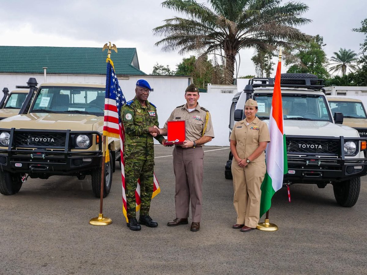 Auto_ci's tweet image. 🇺🇸🤝🇨🇮 Les États-Unis ont remis 90 véhicules aux #FACI.
Un an de partenariat : 12 blindés, 17 ambulances, 150 lunettes nocturnes, 4 500 gilets, +3 000 soldats formés.
Ensemble, renforçons la sécurité pour un avenir plus sûr et prospère.
#PeuplePaixProspérité