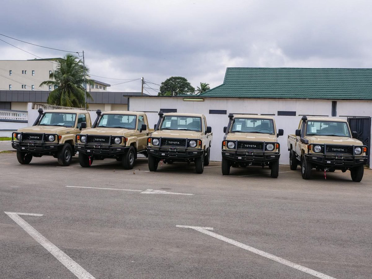 Auto_ci's tweet image. 🇺🇸🤝🇨🇮 Les États-Unis ont remis 90 véhicules aux #FACI.
Un an de partenariat : 12 blindés, 17 ambulances, 150 lunettes nocturnes, 4 500 gilets, +3 000 soldats formés.
Ensemble, renforçons la sécurité pour un avenir plus sûr et prospère.
#PeuplePaixProspérité