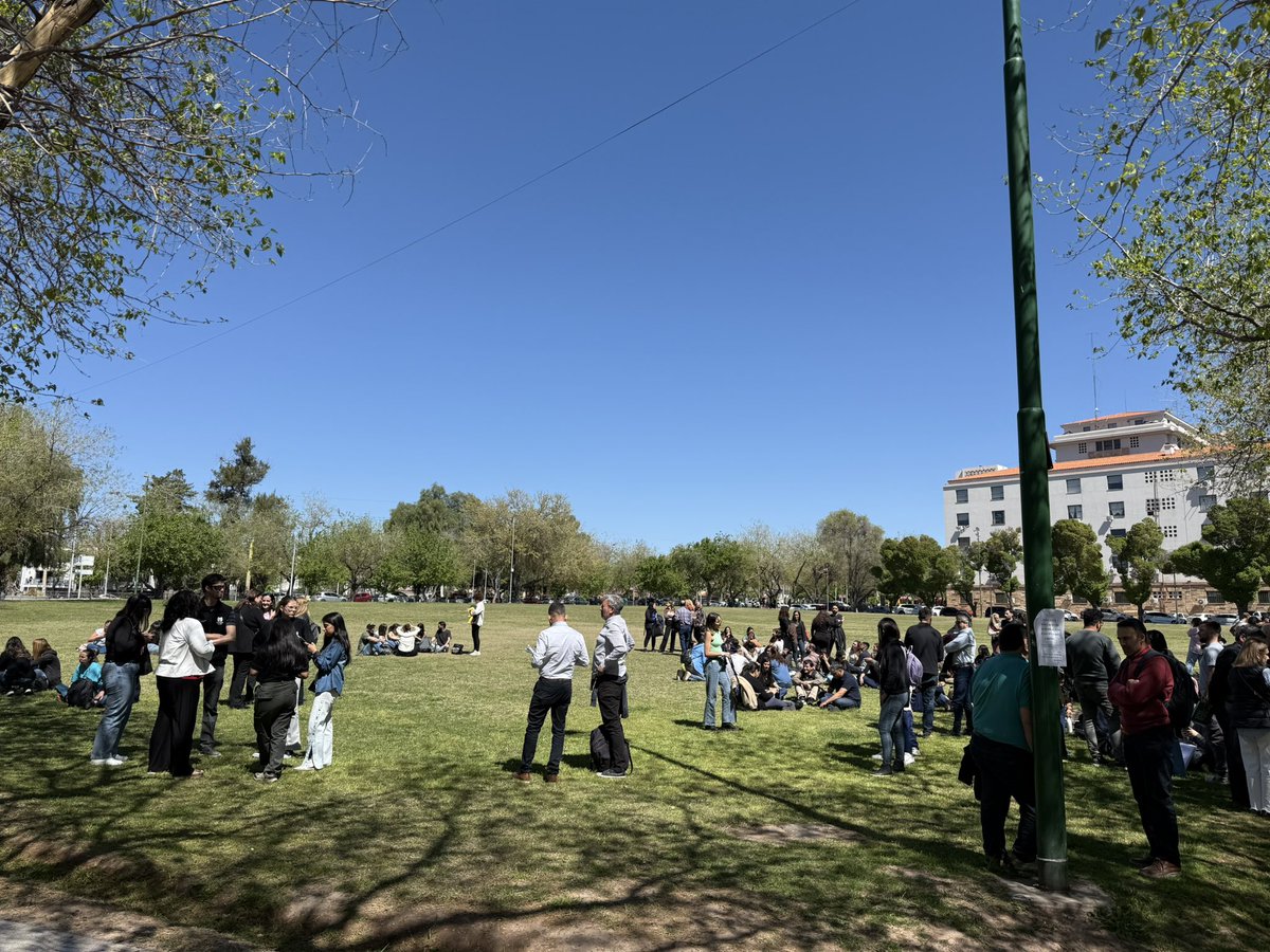 Amenaza de bomba en la Municipalidad de Capital. Han evacuado a los empleados y están trabajando personal de explosivos <a href="/LVDiez/">LVDiez</a>