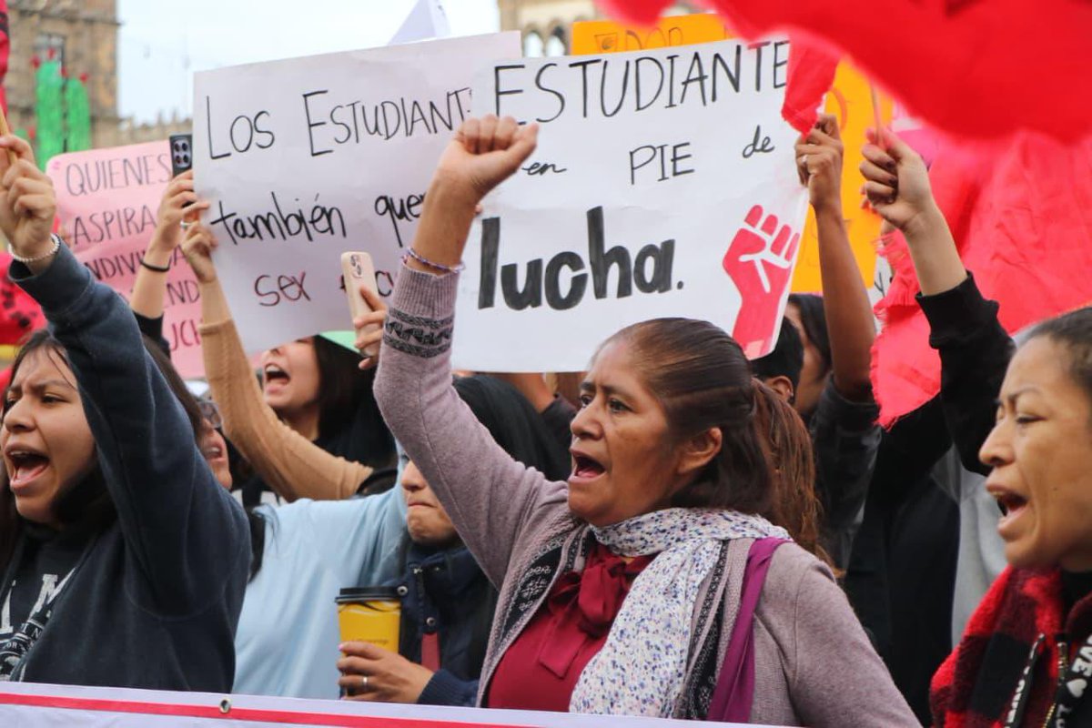 #GobMxIgnoraAEstudiantes Estudiantes, docentes y padres de familia acceden al Zócalo para exponer a la presidenta <a href="/Claudiashein/">Claudia Sheinbaum Pardo</a> sobre las agresiones por parte del gobierno de <a href="/GobOax/">Gobierno de Oaxaca</a>, quien les ha quitado dos albergues estudiantiles.
#4TReprimeEstudiantesDeOax