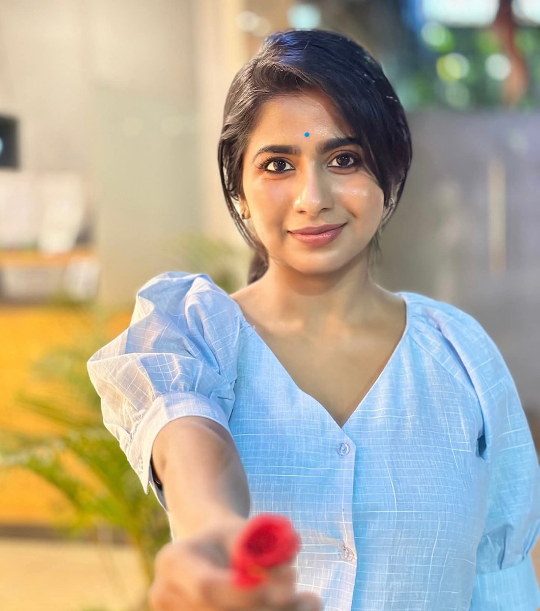 SArunkumarHCAS's tweet image. உன்னில் நானும் எனக்குள் நீயும் ஆத்மார்த்தமாக உணர்வதும் உருகுவதும்தான் உண்மையான உள்ளன்போடு கூடிய தனித்துவம் நிறைந்த கவித்துவம்மான காதல்!