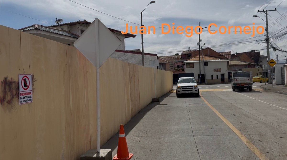 jdiegocornejo70's tweet photo. #SuperDato 🚧✨
¡Un viejo anhelo empieza a hacerse realidad! La remodelación del complejo de #Cazhapata ya está en marcha, y estas son las novedades:
✅ Parqueadero subterráneo con canchas de pádel en la parte superior y un patio de comidas a un costado.
✅ Una plaza abierta para ferias y exposiciones de emprendedores locales.
✅ Cancha de fútbol reglamentaria para torneos oficiales.
✅ Ampliación de graderíos, con locales comerciales y espacios para la práctica de distintos deportes en la parte baja.
✅ El proyecto tiene un plazo de ejecución de nueve meses.