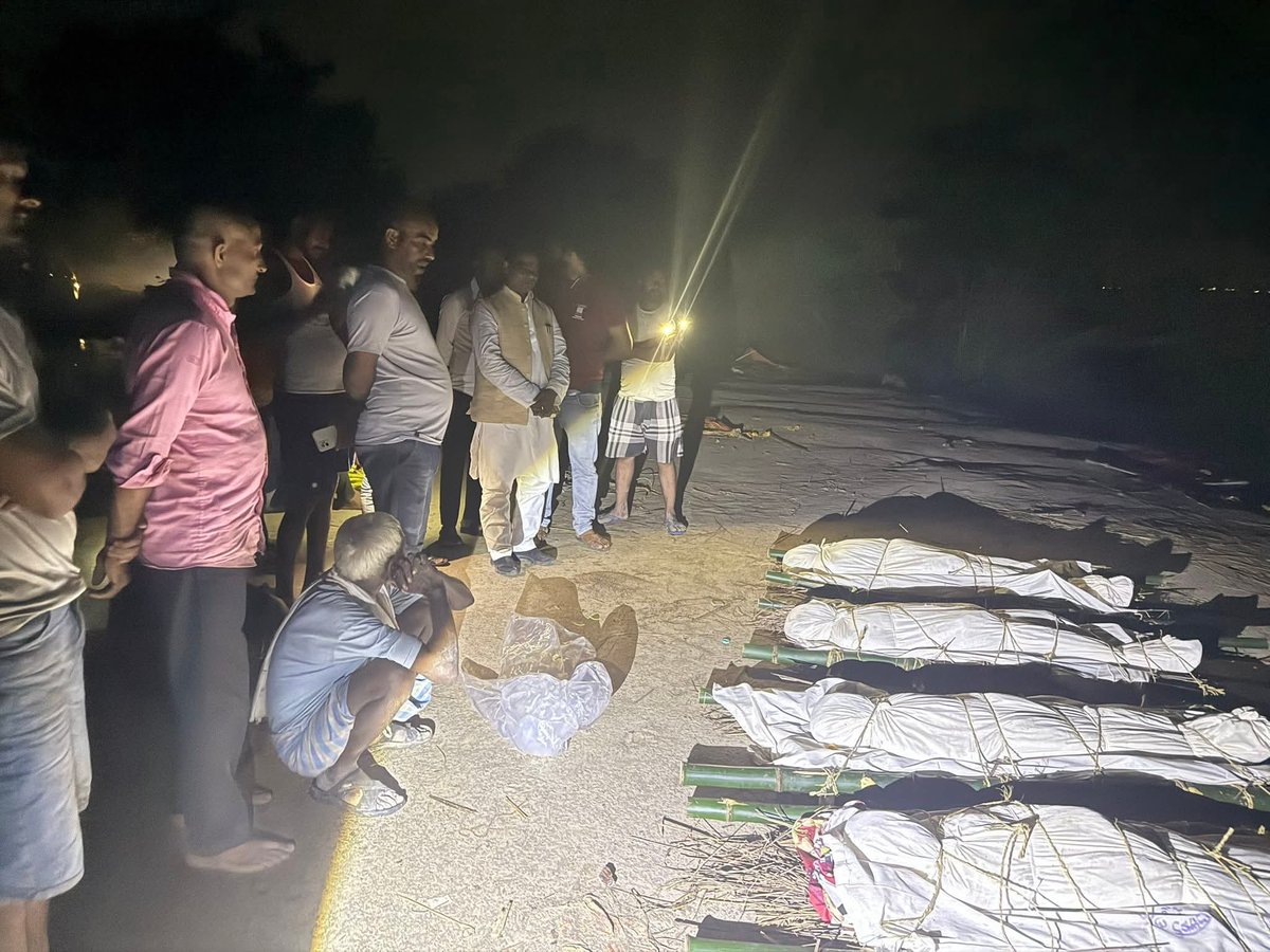 बिहार के सारण जिला के गड़खा विधानसभा के
फुर्सतपुर चंवर के ठीकहा मरीचा गाँव में एक ही परिवार के चार मासूम बच्चों की स्नान करते समय हुई दुखद मृत्यु की हृदयविदारक घटना ने पूरे सारण को शोक में डुबो दिया है।

इस असहनीय पीड़ा की घड़ी में मेरी गहरी संवेदनाएँ शोकाकुल परिवार के साथ हैं।