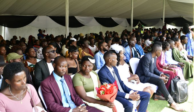RwandaGender's tweet photo. Minisitiri @U_Consolee yibukije abaturage ko ibiganiro hagati y'abagize umuryango ari bumwe mu buryo bwo kubaka umuryango ushoboye kandi utekanye kuko byubaka icyizere hagati yabo,bikabafasha kumvikana ku ikoreshwa ry’umutungo,ku burere bagomba guha abana no ku iterambere bifuza. https://t.co/WuVv9zY8wx
