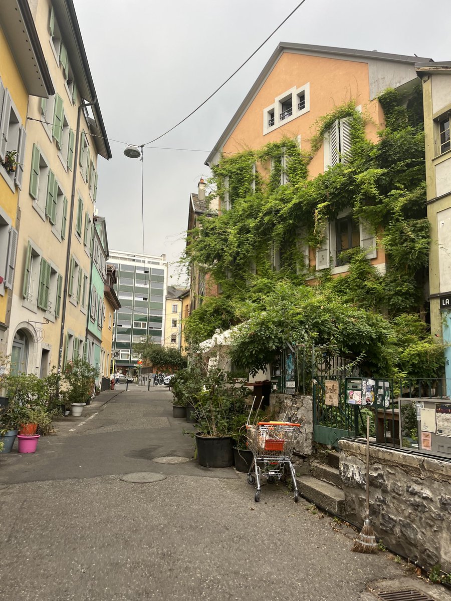 PinkTaxiRunner's tweet photo. C’est si beau le quartier des Grottes, on en pourrait pleurer #claudetabarini #geneve #grottes #touteslesruesdegeneve https://t.co/OTJfQO0tlO