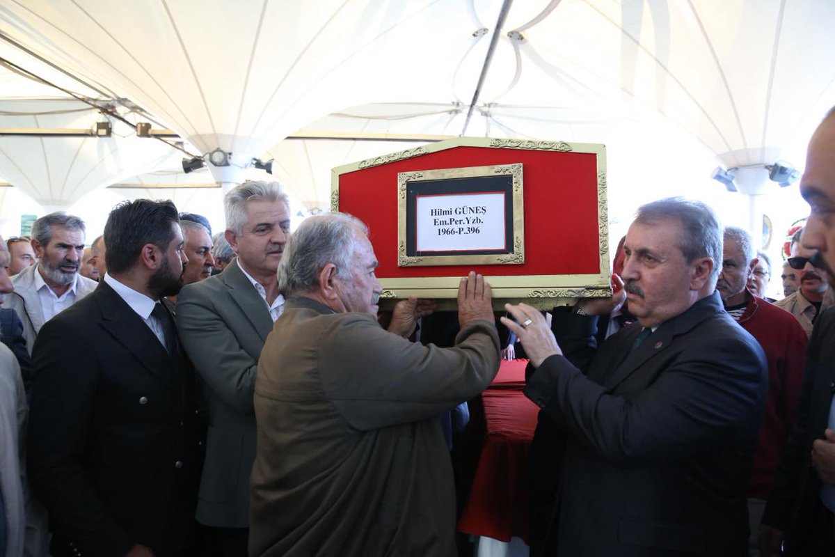 Genel Başkanımız Sayın Mustafa DESTİCİ Partimizde MKYK üyesi, Genel Başkan Yardımcısı ve YİK Üyesi olarak görev yapan E. Subay Hilmi Güneş ağabeyin cenaze törenine katılarak, aile fertleri ve yakınlarına başsağlığı dileklerini iletti.
Mekanı cennet, makamı âli olsun.