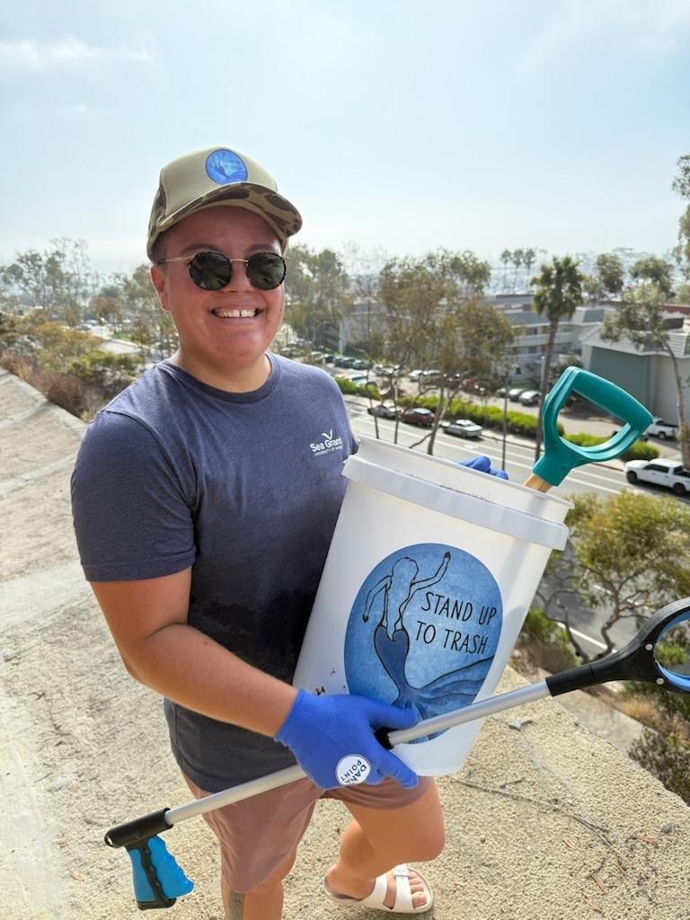 CASeaGrant's tweet image. Program Coordinator Tanya Torres and Hawaii Sea Grant’s Sara Kahanamoku spent CA Coastal Cleanup Day in Dana Point Harbor with partner Stand Up To Trash. They helped host the cleanup event, where 230 people helped removed 141 lbs of trash in 1.5 hours 🌊 🚯