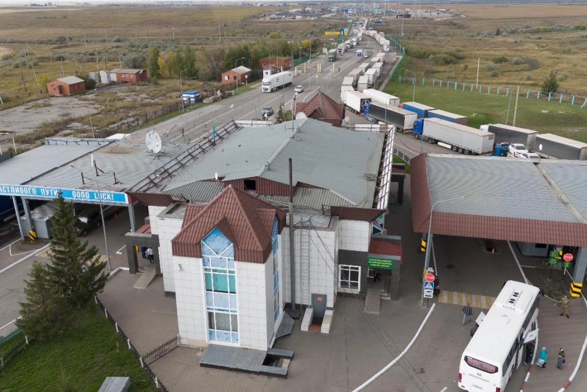 Beefeater (@beefeater_fella) on Twitter photo Russia has been left without foreign goods. Right now, seven thousand trucks carrying goods from China and Europe are stuck at the Kazakhstan border. 
Tons of electronics, clothing, board games, food products, and other goods have been standing for the third week, with drivers Russia has been left without foreign goods. Right now, seven thousand trucks carrying goods from China and Europe are stuck at the Kazakhstan border. 
Tons of electronics, clothing, board games, food products, and other goods have been standing for the third week, with drivers