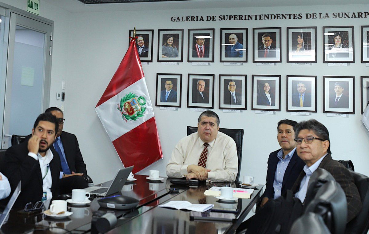 SunarpOficial's tweet photo. #NoticiasSunarp | 📍 El superintendente Armando Miguel Subauste Bracesco, junto al director técnico registral y representantes de la #SunarpLima, sostuvo una reunión con asesores de la PCM sobre el desarrollo del puerto de #Chancay y su impacto en los Registros Públicos. ✅📑 https://t.co/M1MeRE7xkI