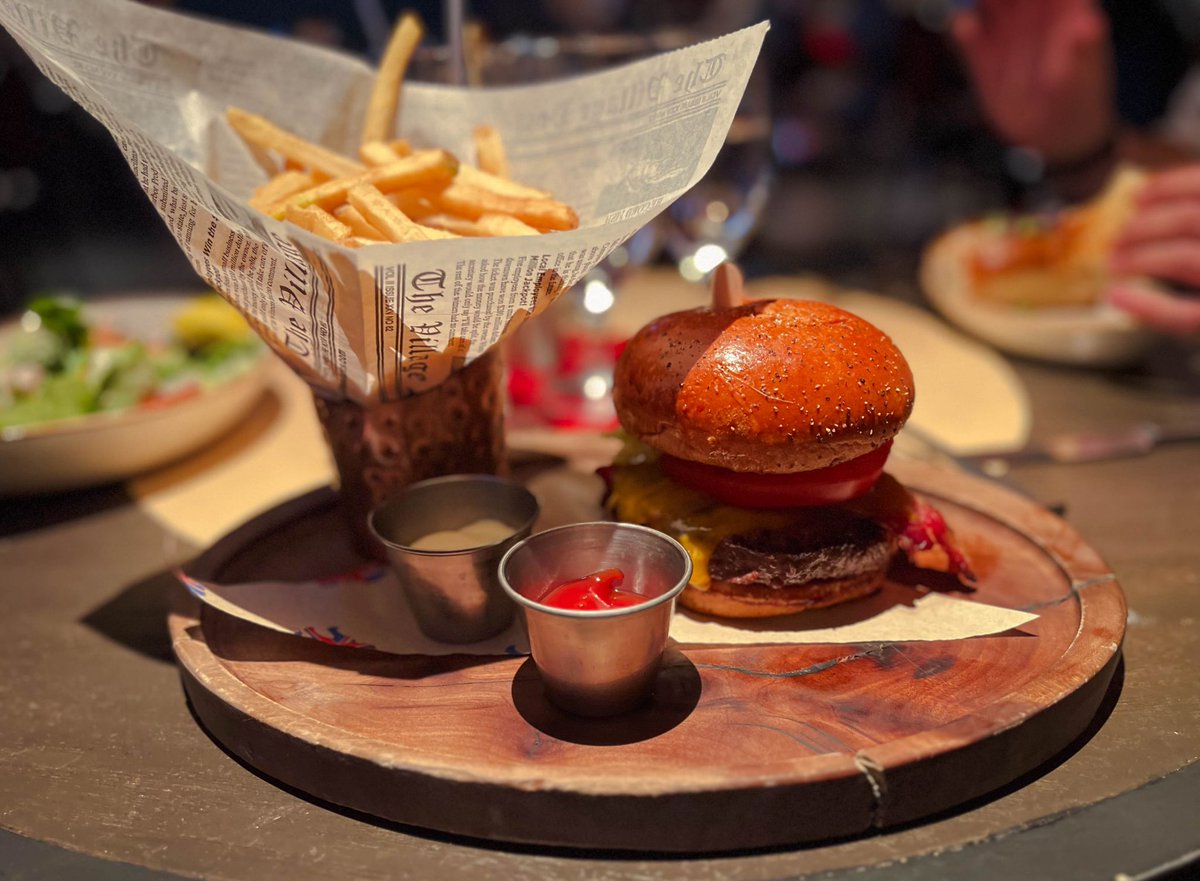 _rainbowFRIGHT's tweet image. Weeks after Commercial UAV Expo 2025 , I’m still buzzing from the innovation, connections, and fast-evolving drone tech I got to capture with the @BuzzSolutions1 team. And Chef @GordonRamsay&apos;s burger was a highlight too. 🚀🍔 #DroneTechnology #CUAV #Innovation #Burgers