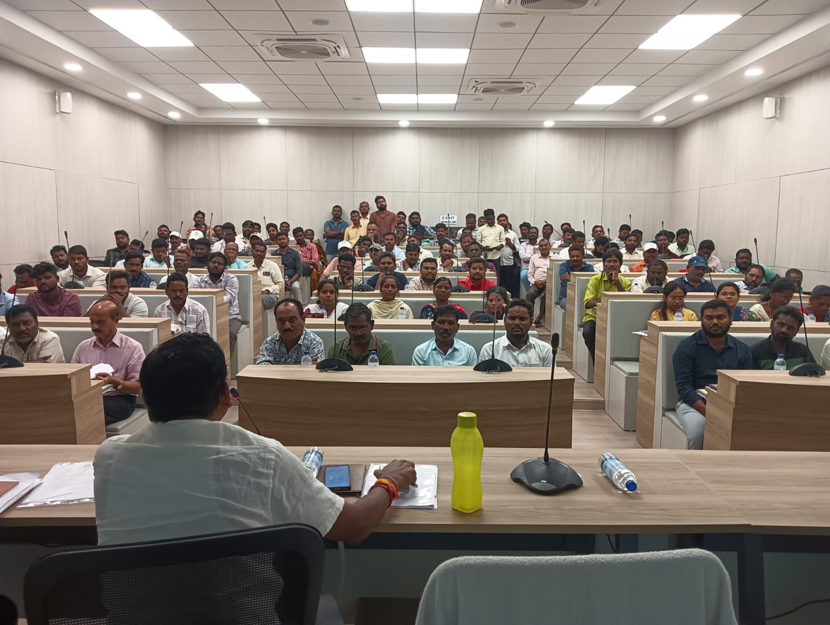 sanitation_gwmc's tweet photo. As part of #SwachhataHiSeva2025, GWMC organized an awareness meeting with sanitary jawans and administered a Swachhata pledge at the GWMC Head Office Council Hall, Warangal. https://t.co/gw1YSVwib3