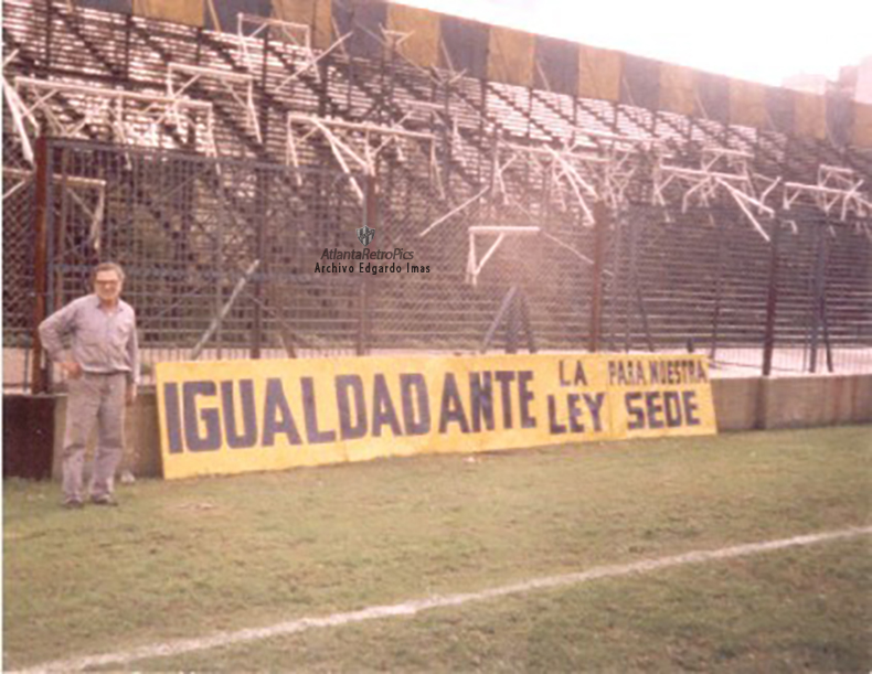 El socio Ludovico Nizzardo y el eslogan con el que impulsó desde 1999 la lucha y las movilizaciones por la recuperación de la sede social de #Atlanta, a partir de lo ocurrido con la quiebra de #Racing y el no remate de la sede de Villa del Parque.