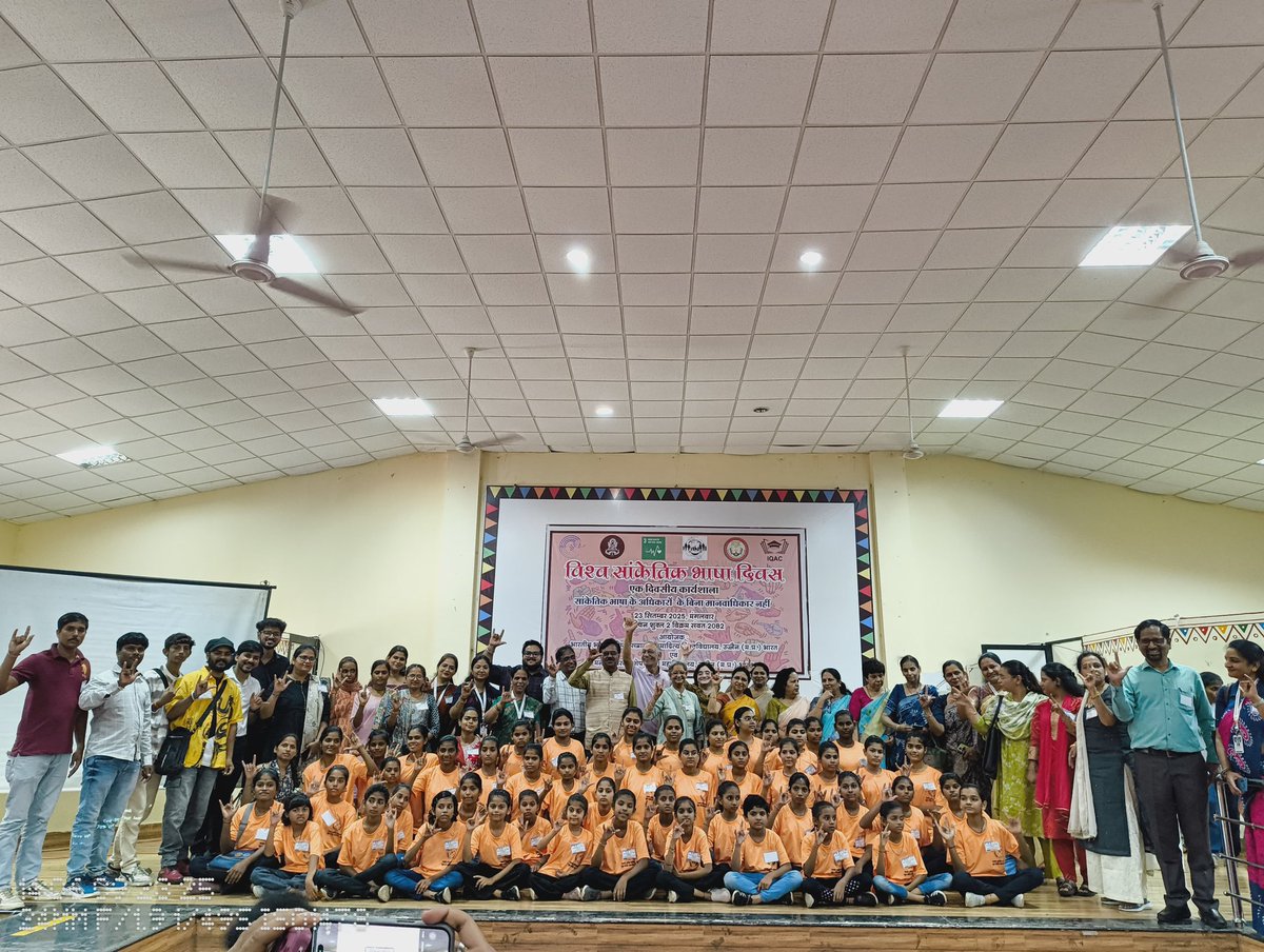 PROJS_Ujjain's tweet image. सम्राट विक्रमादित्य विश्वविद्यालय उज्जैन में विश्व सांकेतिक भाषा दिवस ऐतिहासिक बना।
मुख्य अतिथि श्री ज्ञानेंद्र पुरोहित ने पूरे कार्यक्रम में मूक-बधिर भाषा का प्रस्तुतिकरण कर सभी को अचंभित किया।

#WorldSignLanguageDay #Ujjain #Inclusion