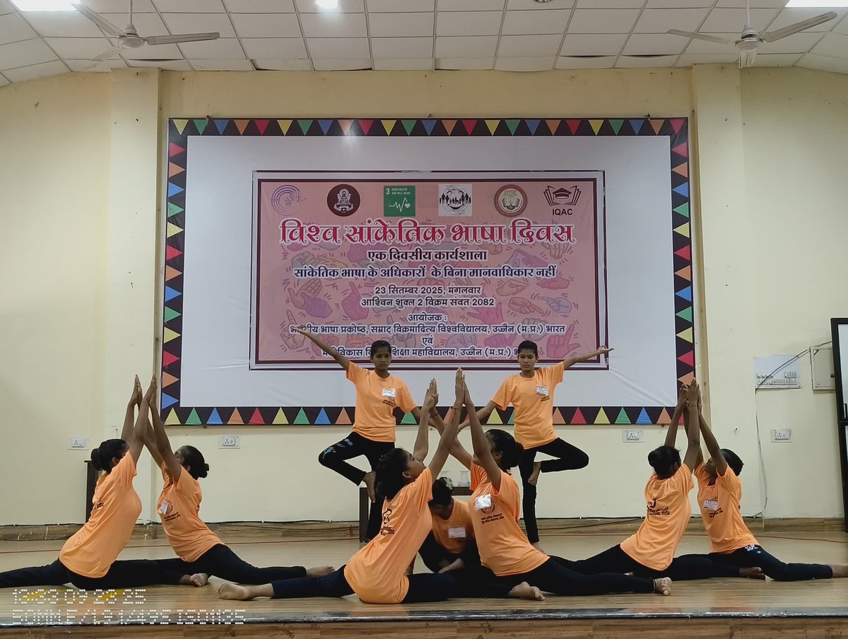 PROJS_Ujjain's tweet image. सम्राट विक्रमादित्य विश्वविद्यालय उज्जैन में विश्व सांकेतिक भाषा दिवस ऐतिहासिक बना।
मुख्य अतिथि श्री ज्ञानेंद्र पुरोहित ने पूरे कार्यक्रम में मूक-बधिर भाषा का प्रस्तुतिकरण कर सभी को अचंभित किया।

#WorldSignLanguageDay #Ujjain #Inclusion