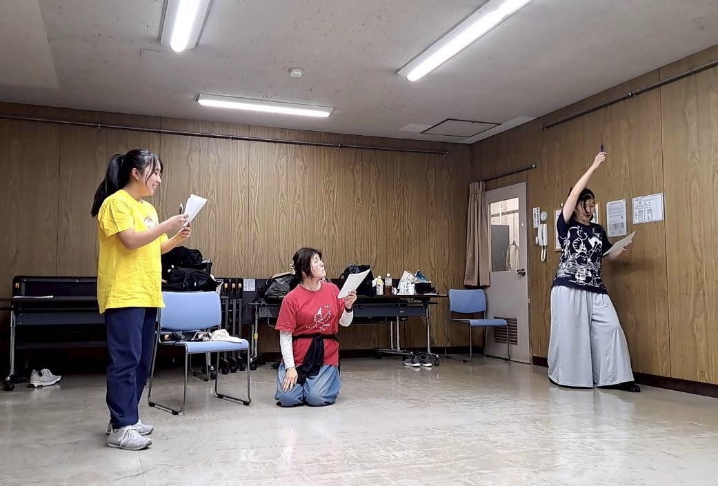 稽古２日め。全員揃いました！今日も役替りで立ち稽古。
いろんな役がやれるのも今日で最後かな？
かなりアクティブな役もあって、台本がすでにクシャクシャです😆
#ひき籠り加代子
#演劇集団邂逅