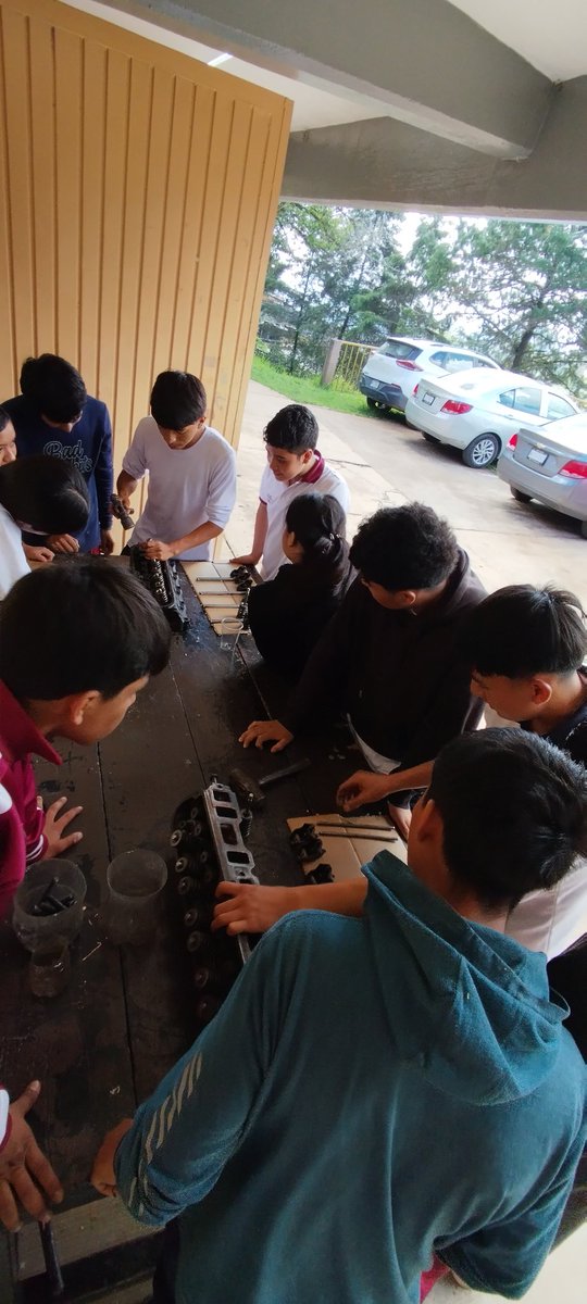CecyteSantaAna's tweet image. #CECyTEH #Práctica

Estudiantes de la carrera técnica de Mantenimiento Automotriz realizaron una práctica de desarmado de cabeza o culata de motor para asentar válvulas. Desarrollaron habilidades en el desmontaje, inspección y ajuste de componentes críticos del motor
@edmundo_rmz