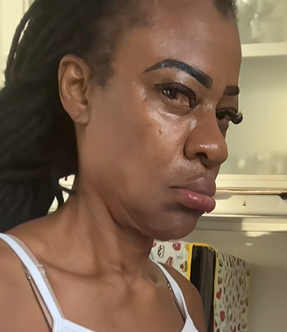 kyymoura's tweet photo. bolsonaro lendo isso https://t.co/Fxz491vXzN