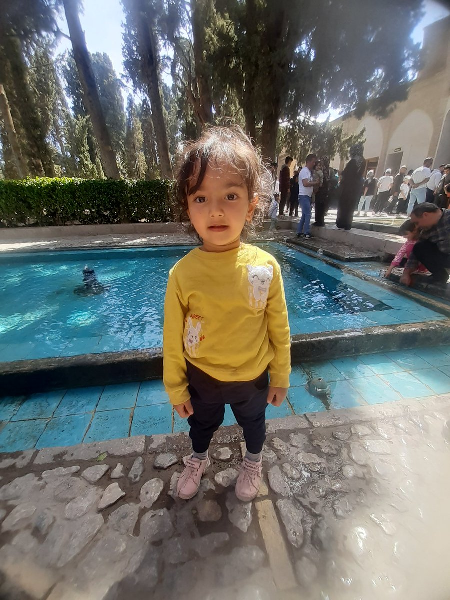 سلام دوستان، انگشت دخترم یک سالی هست اینجوری شده، ساری پیش دکتر پوست بردیم تشخیص درستی ندادن یکی هم گفت زگیل هست و لیزر کرد اما بدتر شده، خواهش میکنم اگر میدونید یه پزشک تو تهران معرفی کنید ببرم ببینه، خواهش میکنم #ریتوییت  کنید 🙏🙏