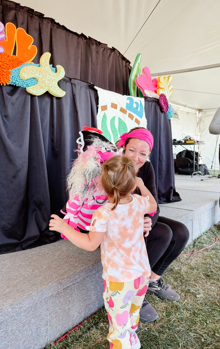 rtapuppets's tweet image. The moment before the big squeeze 🩷🖤 Thank you @RichmondFairON for a great weekend of shows!