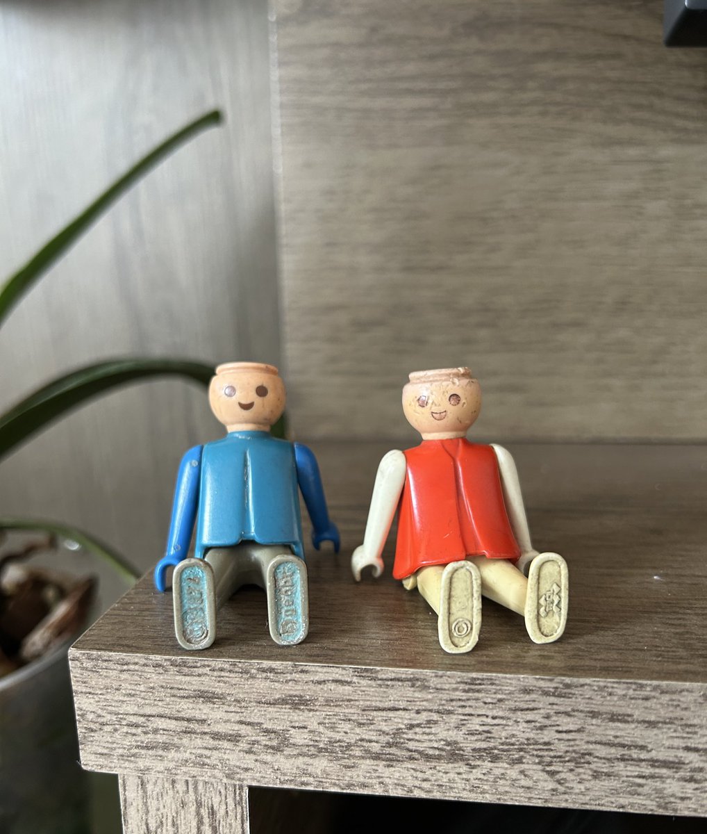esses dois Playmobils eram do meu tio que passou pro meu pai ele guardou e deu pra mim e meu irmão quando éramos crianças eles tinha cabelo naquela época lembro que foi uma luta pra tirar da nossa cachorrinha quando ela pegou escondido mas tão quase inteiros ainda em 2025 ♥️