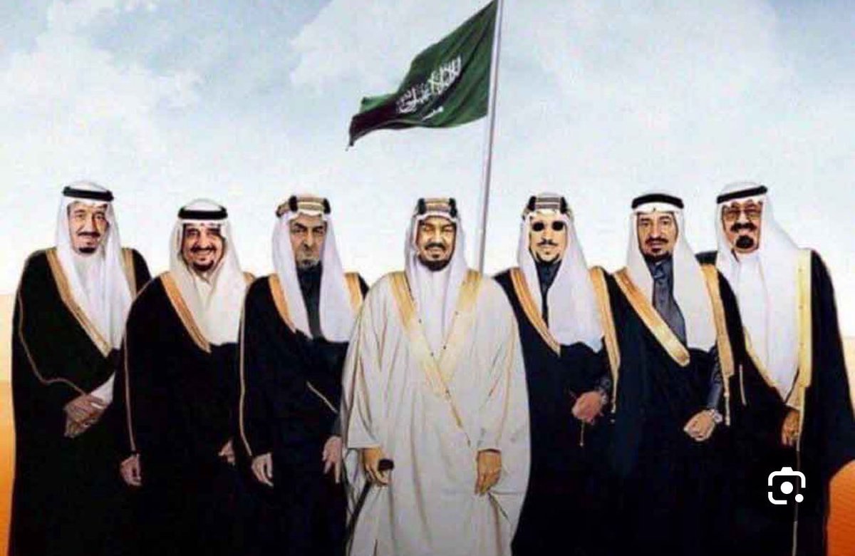 SaudAlsarrah's tweet photo. الله اللي عز بالدين سادات العرب 
القياده جابها الله لنا واختارها 

فالملوك اهل الشرف والحسب واهل النسب
مايقلط من القوم غير خيارها

الملوك اللي لهم كرسي العز انتصب
اسرة ربي نصرها وحنا انصارها
 
الملوك ملوكنا اللي يثنون الركب
اسره تحمي وطنها ويامن جارها

الملوك ملوكنا والفدا منا وجب
لو مايبقى على وجهها ديارها

هم عيال اللي على الحكم نفذ واعتصب
حامل روحه على راحته جبارها

#اليوم_الوطني_السعودي_95 
#السعودية 🇸🇦