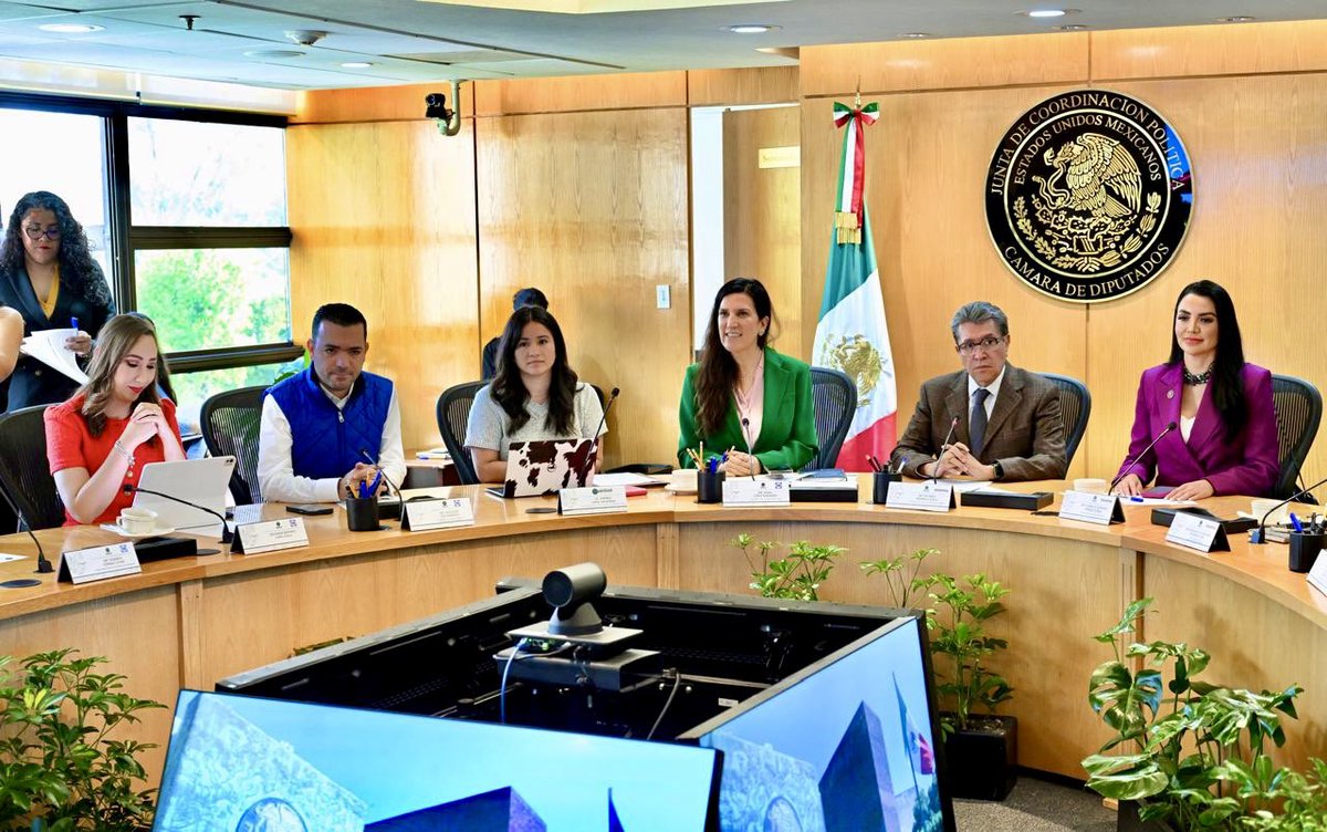 ¡Buen día!

Los saludo desde la #Jucopo donde acordamos las condiciones de la comparecencia de la Secretaria de Gobernación <a href="/rosaicela_/">Rosa Icela Rodríguez Velázquez</a>

A un año del Gobierno de <a href="/Claudiashein/">Claudia Sheinbaum Pardo</a>, ¿Ustedes que le preguntarían acerca de la gobernabilidad del país?