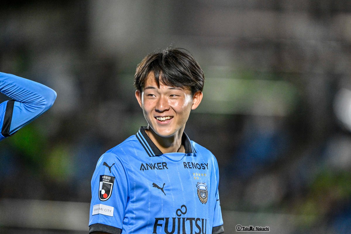 ikinikuishiro's tweet image. ＃川崎フロンターレ の試合後の４枚！
1：スタジアムのビールを飲み干す５秒前のバラバラ！
2：＃伊藤達哉 選手のパインショット！
3：はにかむ #土屋櫂大 選手
4：充実感ある表情の #神橋良汰 選手
次戦は出場停止の選手もいますが、総力戦で勝利を！