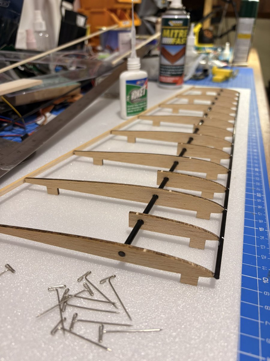 Bu şekil model uçak yapmayalı 10 yıl olmuş.
Müthiş huzur verici, düzelt, ayarla yapıştır, bekle.
Lazer ve karbon öncesi daha bir meditasyon gibiydi tabi.