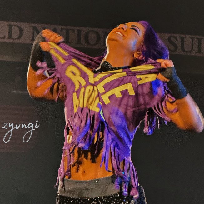 now what did the shirt do to deserve that <a href="/itsBayleyWWE/">Bayley</a>!