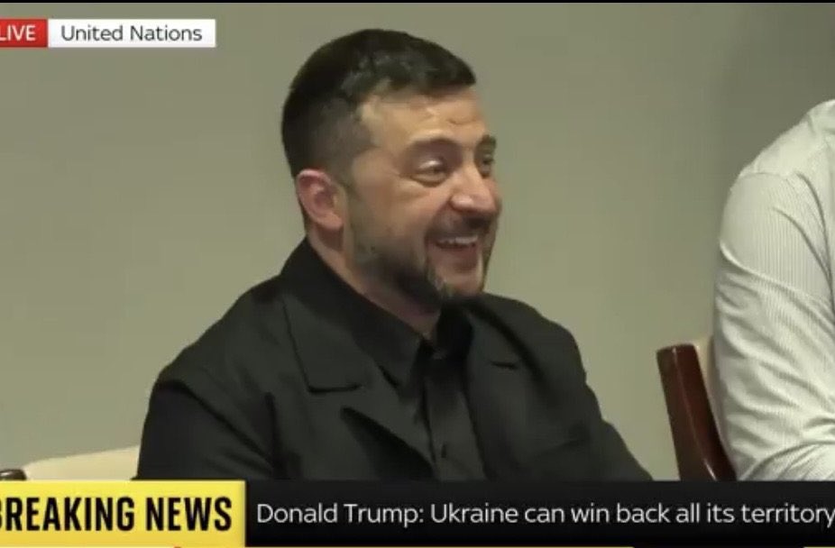 Alguém está muito feliz hoje em NY. 

Legenda: “Donald Trump: a Ucrânia pode reaver todos os territórios ocupados pela Rússia”