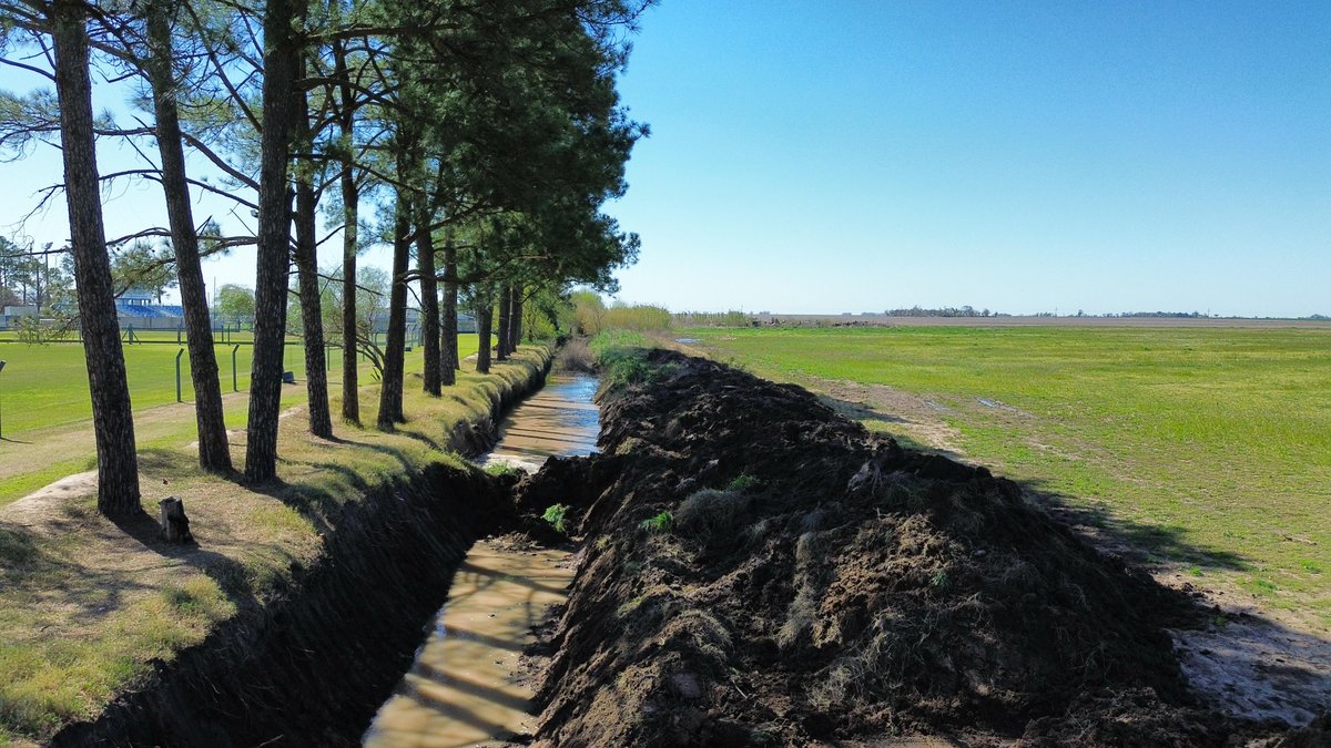 🚜💧 En Monte Maíz, junto al Consorcio Canalero y personal de la Secretaría de Recursos Hídricos, se retiró un taponamiento en un canal autorizado por la Provincia.

👉 Esta canalización cumple una función clave: actúa como defensa en caso de inundaciones.

Tras constatar que un