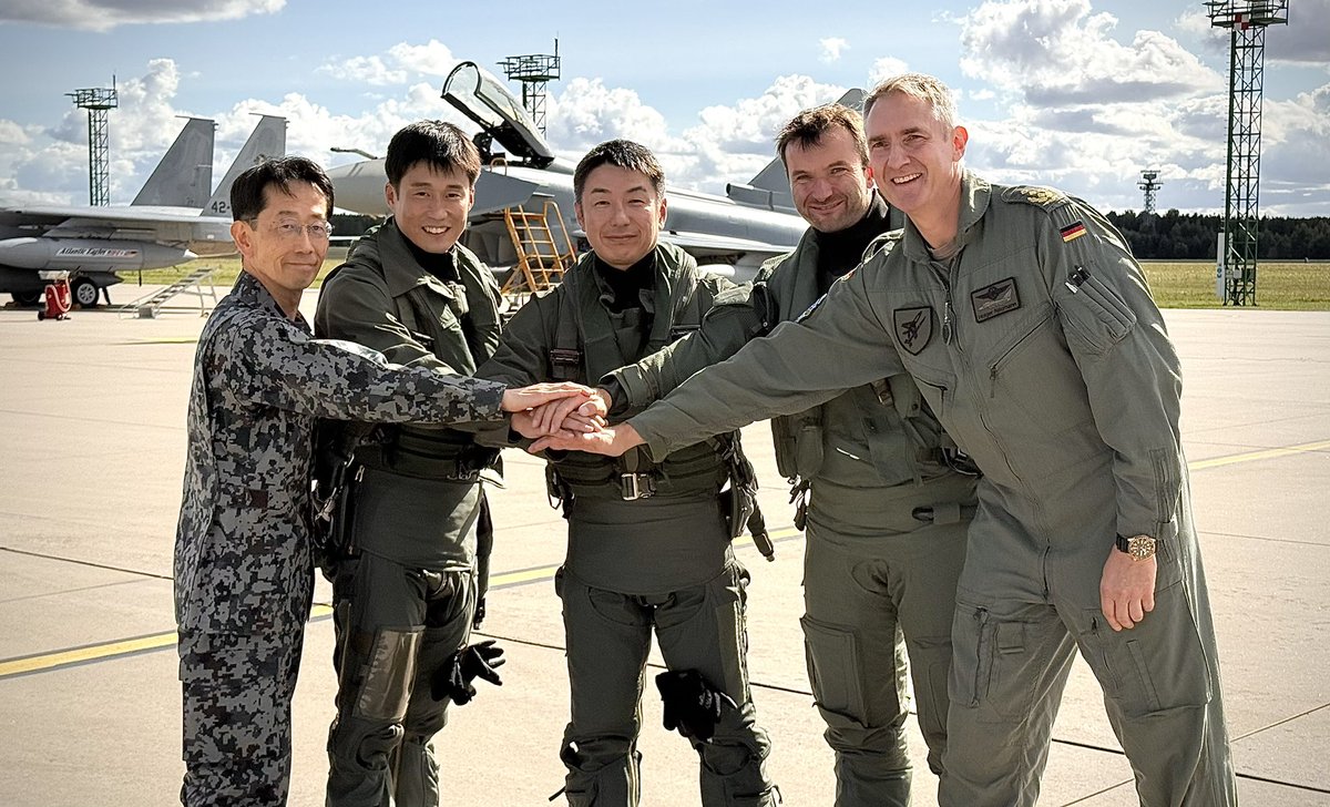 🇺🇸🇨🇦🇯🇵🇬🇧🇩🇪 #航空自衛隊 F-15戦闘機が空自史上初めて🇩🇪に到着しました！その様子を #森田航空幕僚長 と独空軍総監ノイマン空軍大将が独空軍ラーゲ基地にて共に立ち会いました。両者はその後共同記者会見を実施し、独空軍と空自の更なる連携の必要性等を確認しました。🇩🇪🤝🇯🇵 #AtlanticEagles