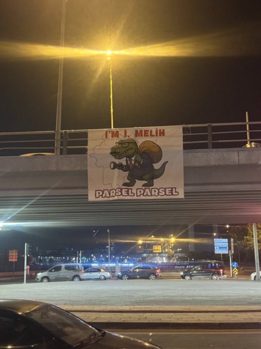 Soldaki pankartı indirdiler. Az önce yeni pankart asıldı:

“Ben Melih. Parsel parsel!”

Bu gençler çok zeki.
Helal olsun size. 👏🏻👏🏻👏🏻