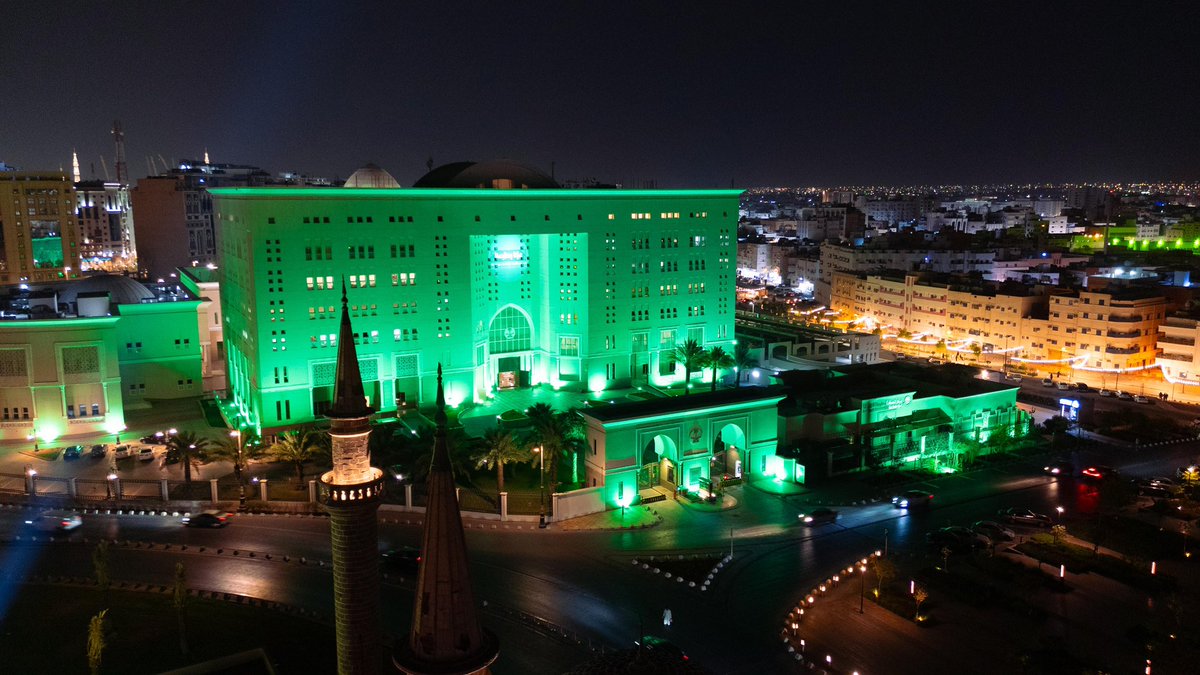 مبنى إمارة منطقة #المدينة_المنورة يتوشح باللون الأخضر احتفاءً بـ #اليوم_الوطني_السعودي95.

#عزنا_بطبعنا

عدسة: عبدالإله الشاماني