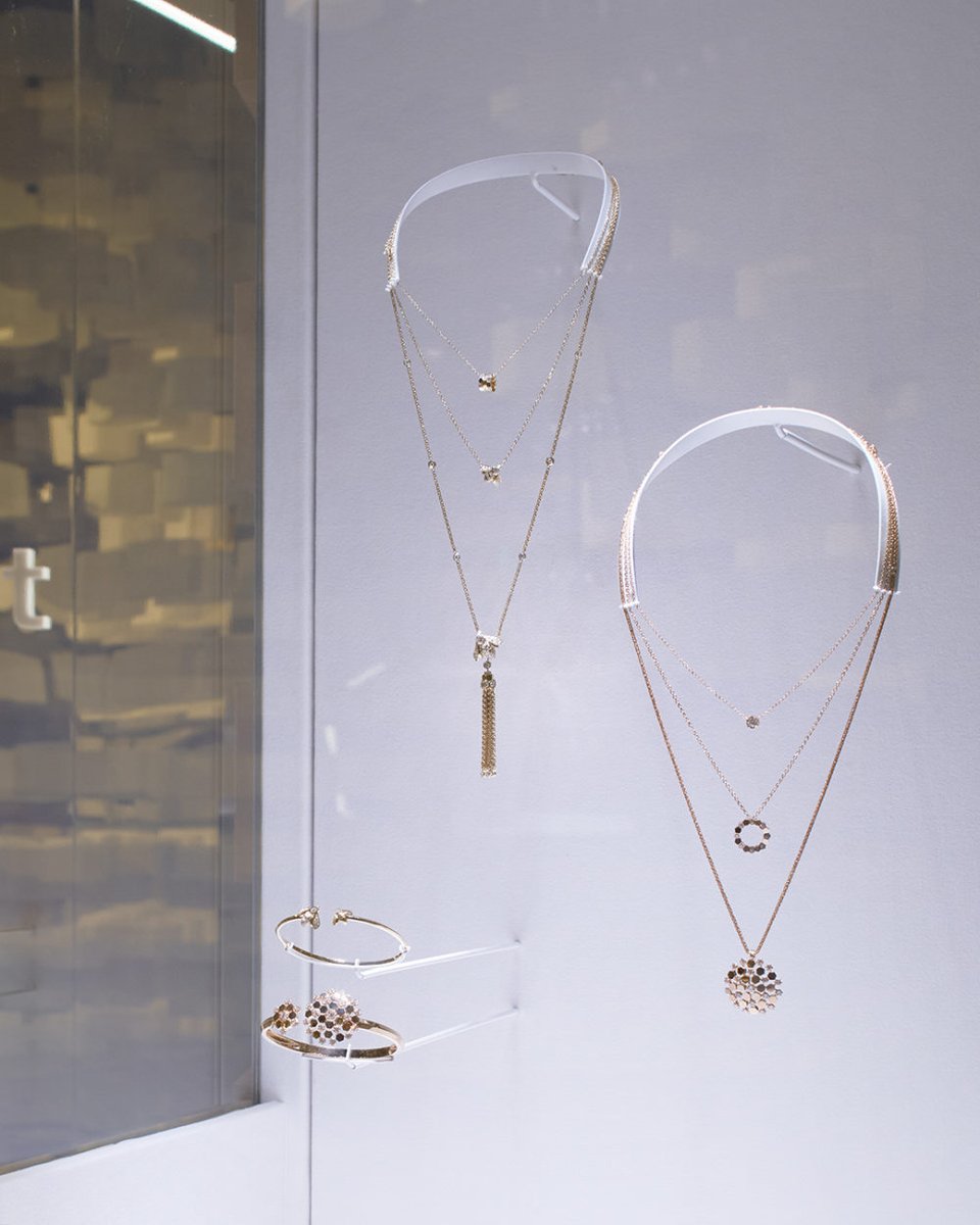 大阪・関西万博2025のフランス館にて、ショーメのエキシビション「Chaumet, an Ode to Living Nature ― 自然美への賛歌 ―」が開催中だ。歴史的なティアラから最新コレクションまで、自然を讃えるメゾンの美学を体感できる空間が広がっている。therakejapan.com/special/chaume…