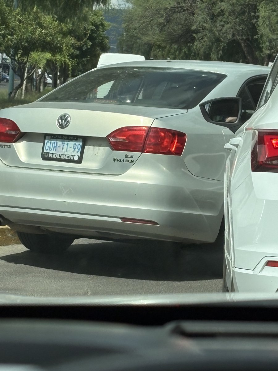 Hoy a las 2:47 pm. 
Este Jetta "gris" le apuntó con un arma a la camioneta blanca detrás. 
Al parecer el meterse y que se le reclamará no fue de su agrado. 
¡Qué miedo que gente así esté circulando con un arma tan campante!
