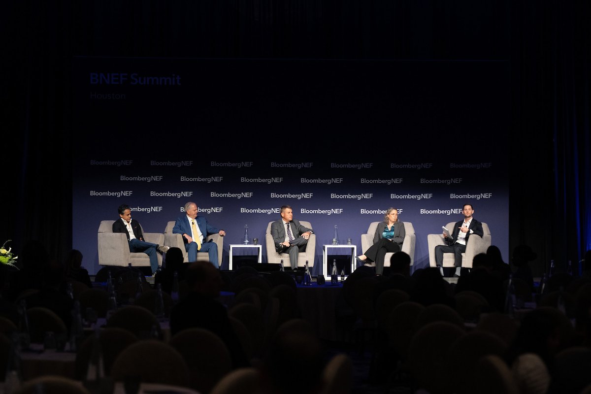 CleanFuelsAA's tweet image. Clean Fuels @donnell_rehagen joined a panel at the #BloombergNEF Summit last week, highlighting agriculture&apos;s important role in the #cleanfuels industry &amp;amp; growing markets for #biodiesel, #renewablediesel &amp;amp; #SAF. 📸 Cred: @BloombergNEF #connectedenergy