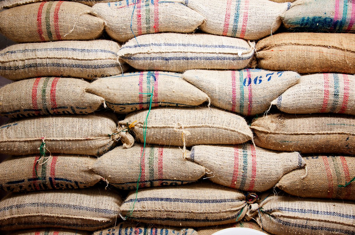 #Destacado ☕️ l En entrevista con <a href="/ELTIEMPO/">EL TIEMPO</a>, <a href="/GermanBahamon/">German Bahamon Jaramillo</a>, gerente de la Federación Nacional de Cafeteros, explicó que aunque Colombia tiene un arancel preferencial del 10 % frente al 19 % de Indonesia, 20 % de Vietnam y 50 % de Brasil, pidió prudencia: “No tenemos en bodegas 5