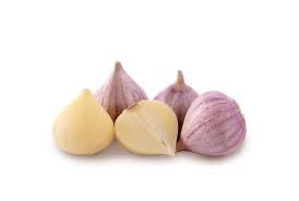 Абсолютно случайно купил вчера тибетский чеснок. Когда шелуху снимаешь, оказывается, что она не зубчиками, а цельным, эм, шариком, что ли. 
По вкусу - менее резкий и меньше горечи, но вкус чеснока. 
Дичь, но рекомендую. 
Фото из интернета, но соответствует.