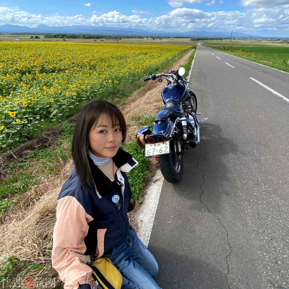 ( ´ー｀)もーにん
見晴らし農道でもう1ショット。ソフトクリームがライダーの義務なら手弁当ピクニックはライダーの権利、と思ってます。