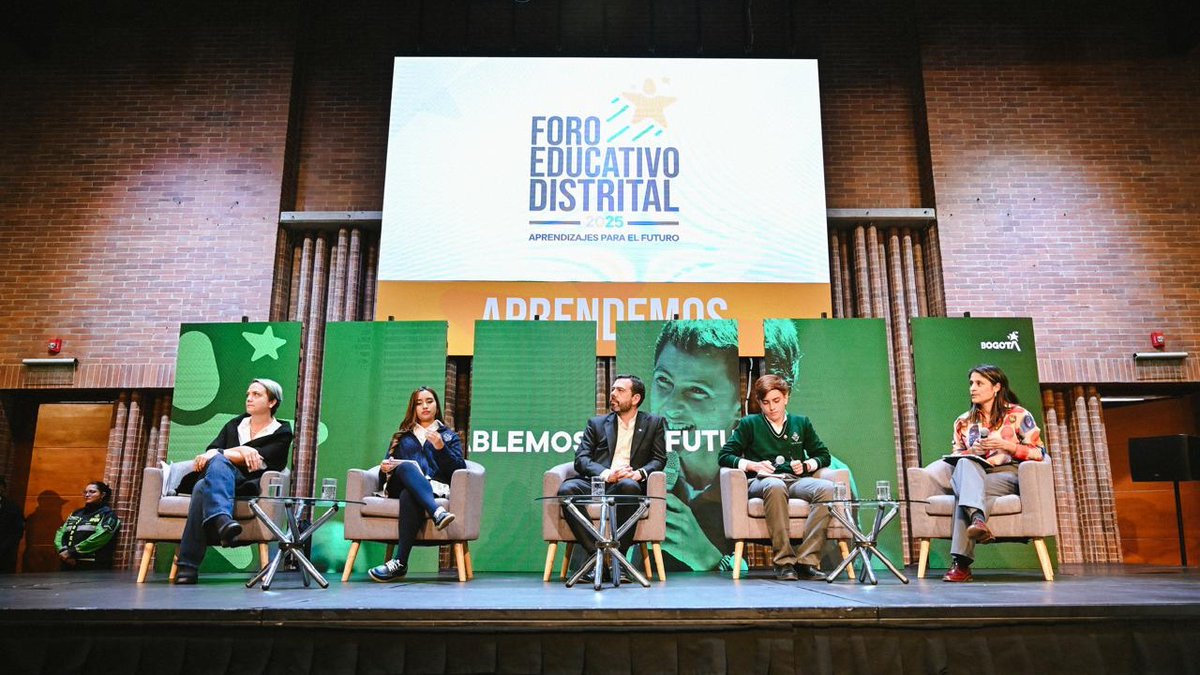 Educacionbogota's tweet photo. 🔴 ¡Estamos en vivo en el cierre del #ForoEducativoDistrital2025!

Mariana Serrano del Colegio Jaime Niño Díez y Juan Sebastián Sierra del Colegio San José Norte comparten con el alcalde @CarlosFGalan, nuestra secretaria @IsabelSegoviaO y la subsecretaria @julrubiano los resultados de 6 meses de trabajo colectivo.

📍 Más de 300 foros institucionales y 20 foros locales dieron vida a una cartografía de los aprendizajes del futuro de Bogotá, construida con retos, oportunidades y compromisos para transformar la educación.

👉 Conéctese aquí: https://t.co/ZcdNA7jC6i