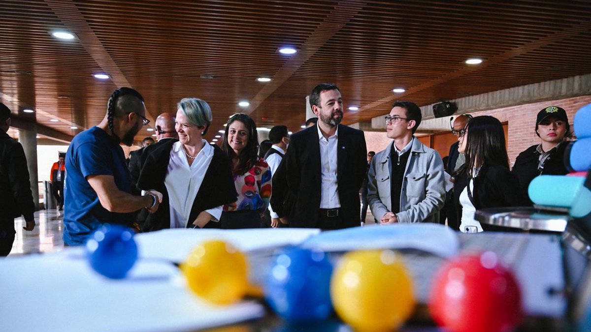 Educacionbogota's tweet photo. 🔴 ¡Estamos en vivo en el cierre del #ForoEducativoDistrital2025!

Mariana Serrano del Colegio Jaime Niño Díez y Juan Sebastián Sierra del Colegio San José Norte comparten con el alcalde @CarlosFGalan, nuestra secretaria @IsabelSegoviaO y la subsecretaria @julrubiano los resultados de 6 meses de trabajo colectivo.

📍 Más de 300 foros institucionales y 20 foros locales dieron vida a una cartografía de los aprendizajes del futuro de Bogotá, construida con retos, oportunidades y compromisos para transformar la educación.

👉 Conéctese aquí: https://t.co/ZcdNA7jC6i