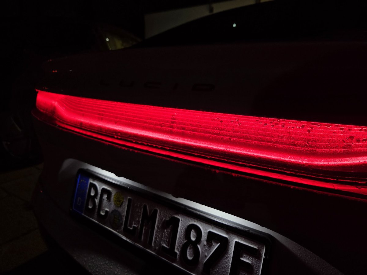 Heckansicht bei Nacht vom Tesla Model Y Juniper vs Lucid Air. Man sieht leider die 3D Wirkung vom Lucid im Bild nicht so gut.